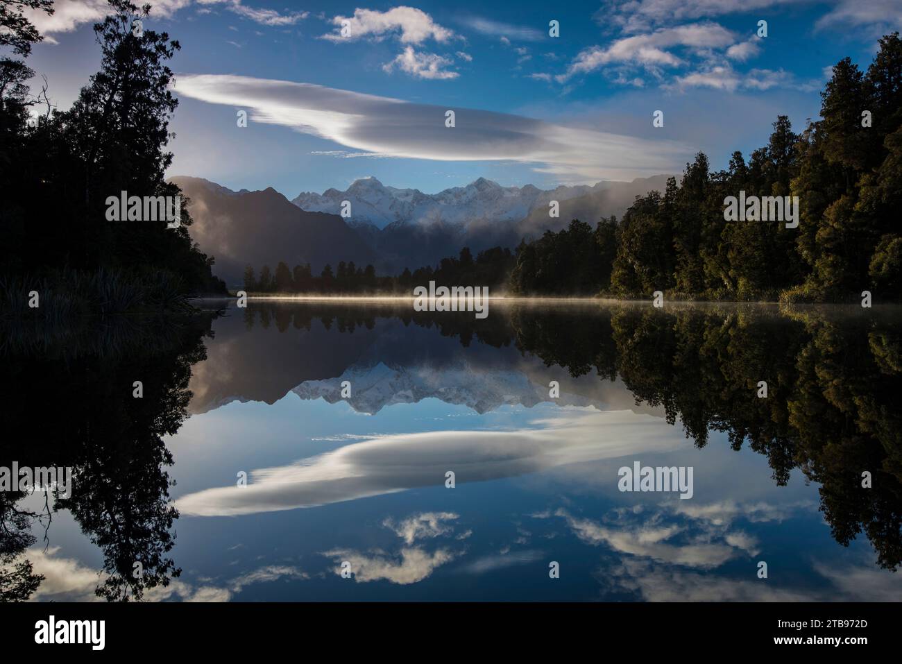 Lago Matheson all'alba con Mount Cook al centro a destra e Mount Tasman al centro a sinistra; South Island, nuova Zelanda Foto Stock