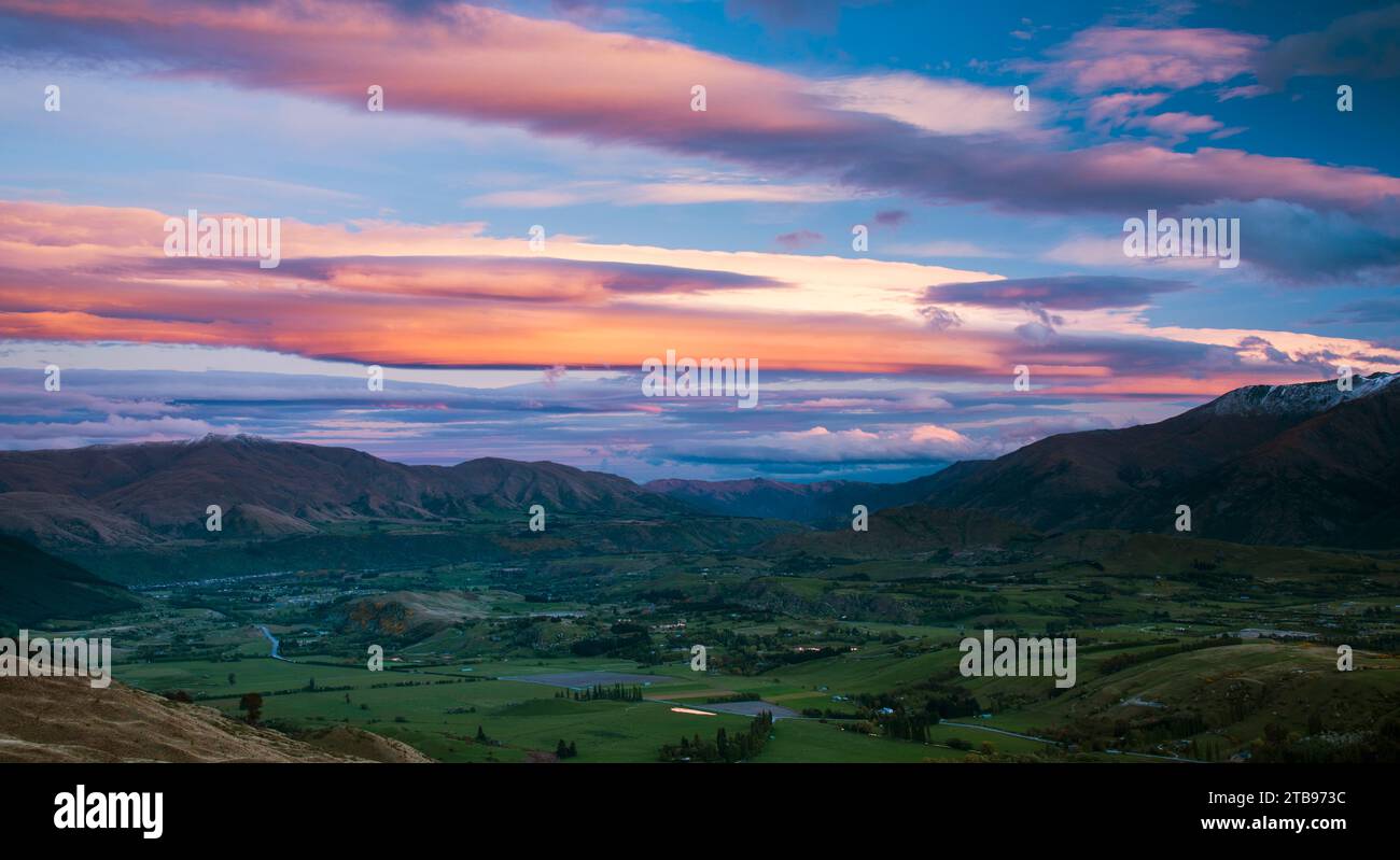 Tramonto sulla valle del fiume Cardona nella regione di Otago in nuova Zelanda; Isola del Sud, nuova Zelanda Foto Stock