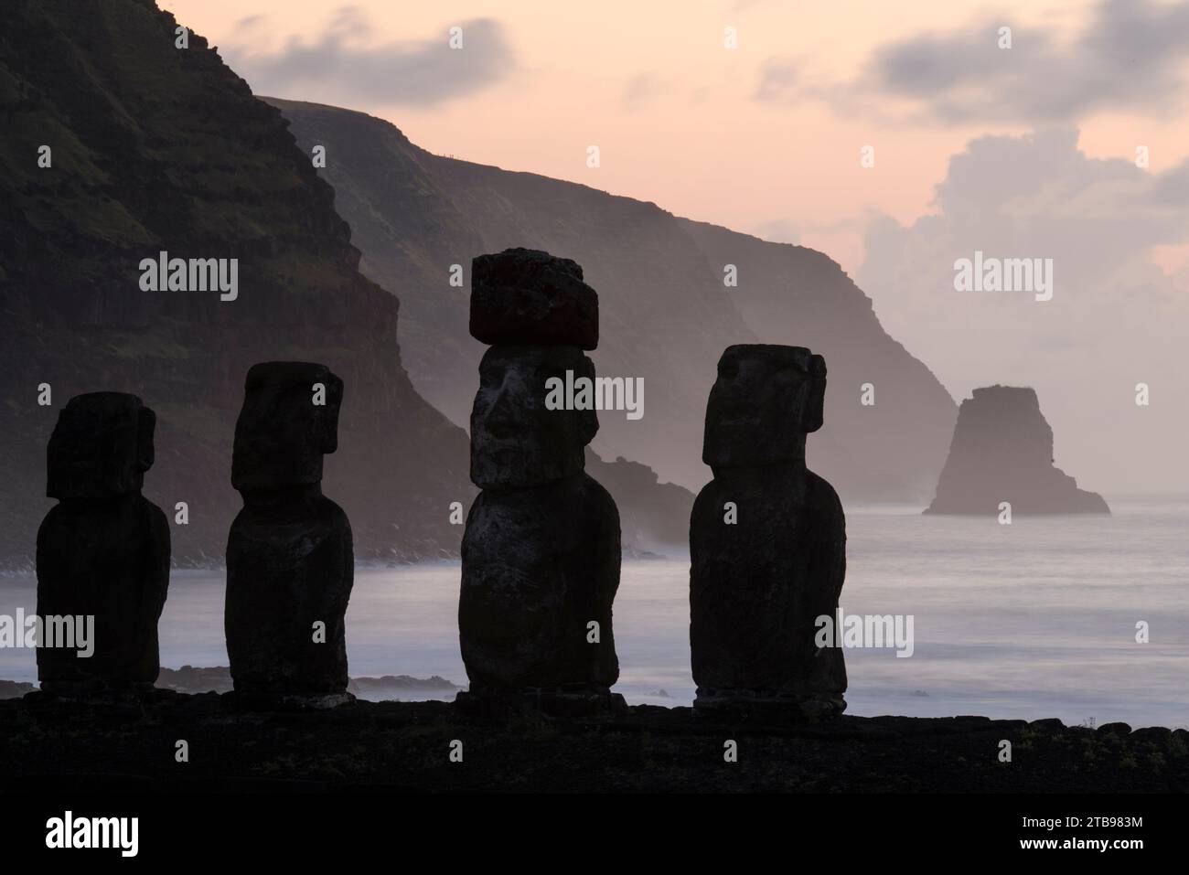 Alba presso il sito di Tongariki Moai sull'Isola di Pasqua, Cile; Isola di Pasqua, Isla de Pascua, Cile Foto Stock