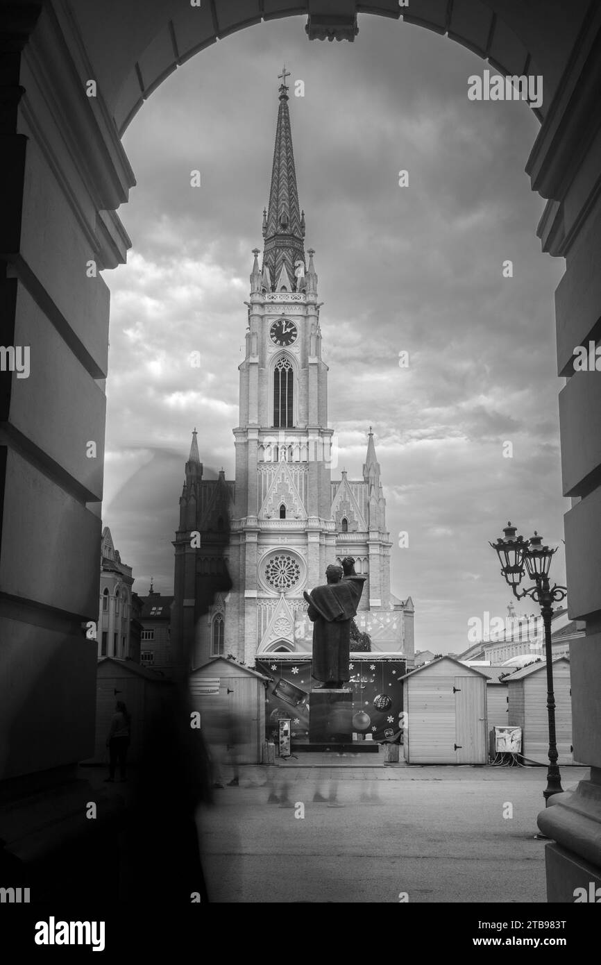 Folla di persone anonime che camminano a Novi Sad, Serbia Foto Stock