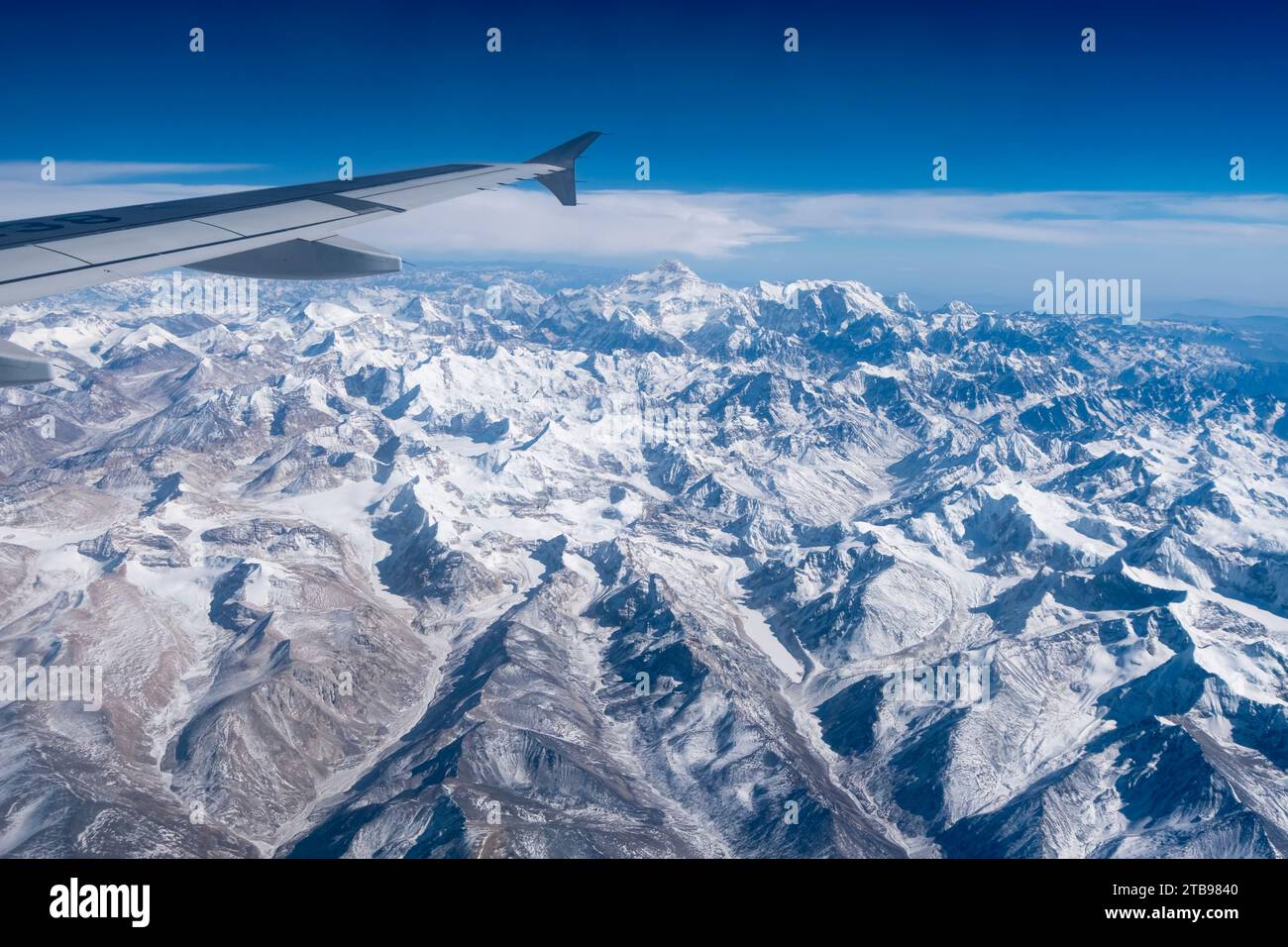 Vola in volo sopra le montagne dell'altopiano del Tibet; Lhasa, Tibet, Cina Foto Stock