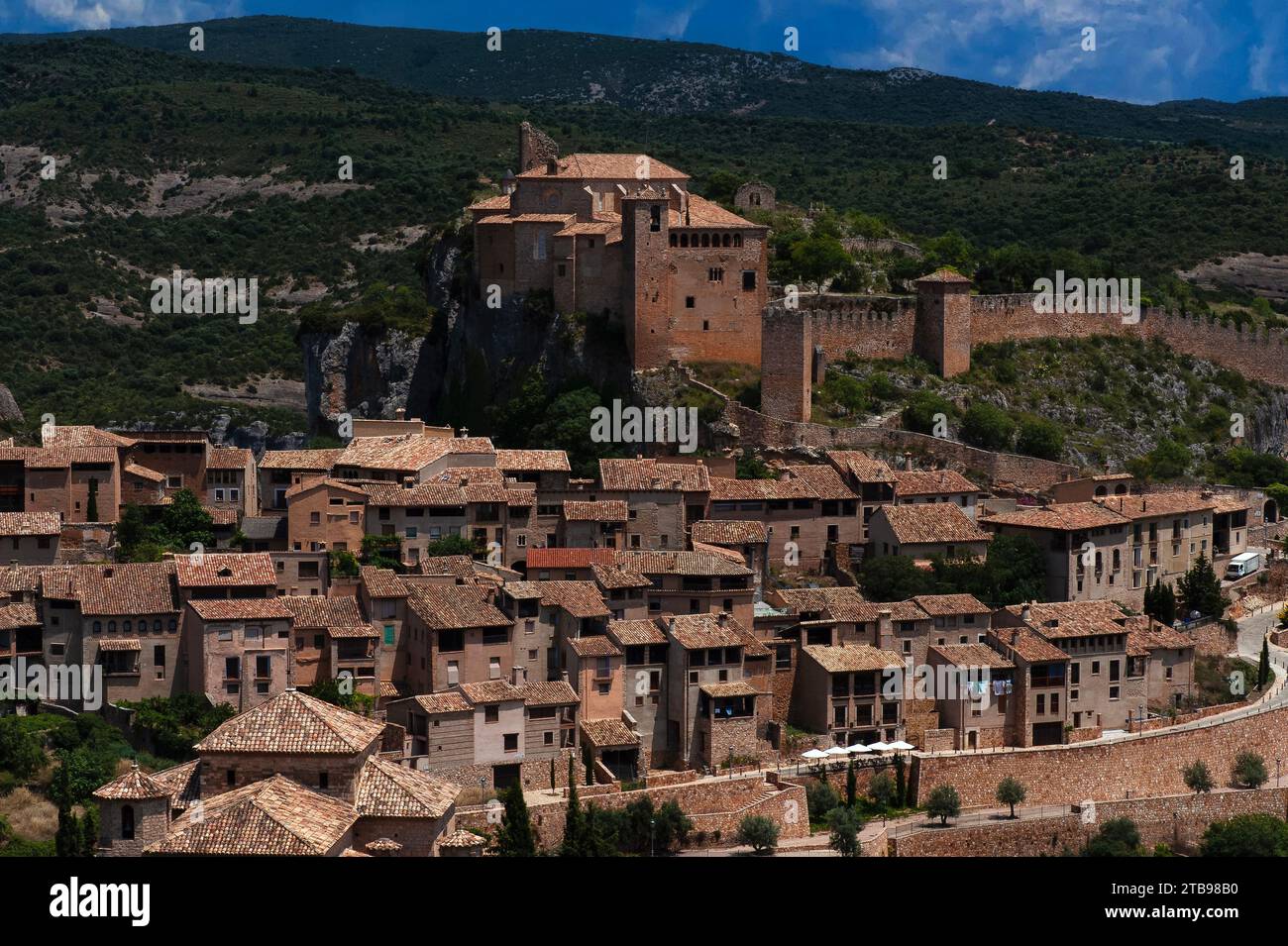 Cittadella moresca sormontata da una chiesa cristiana costruita nel 1500 nel villaggio medievale di Alquézar nella provincia di Huesca, Aragona, Spagna. Foto Stock