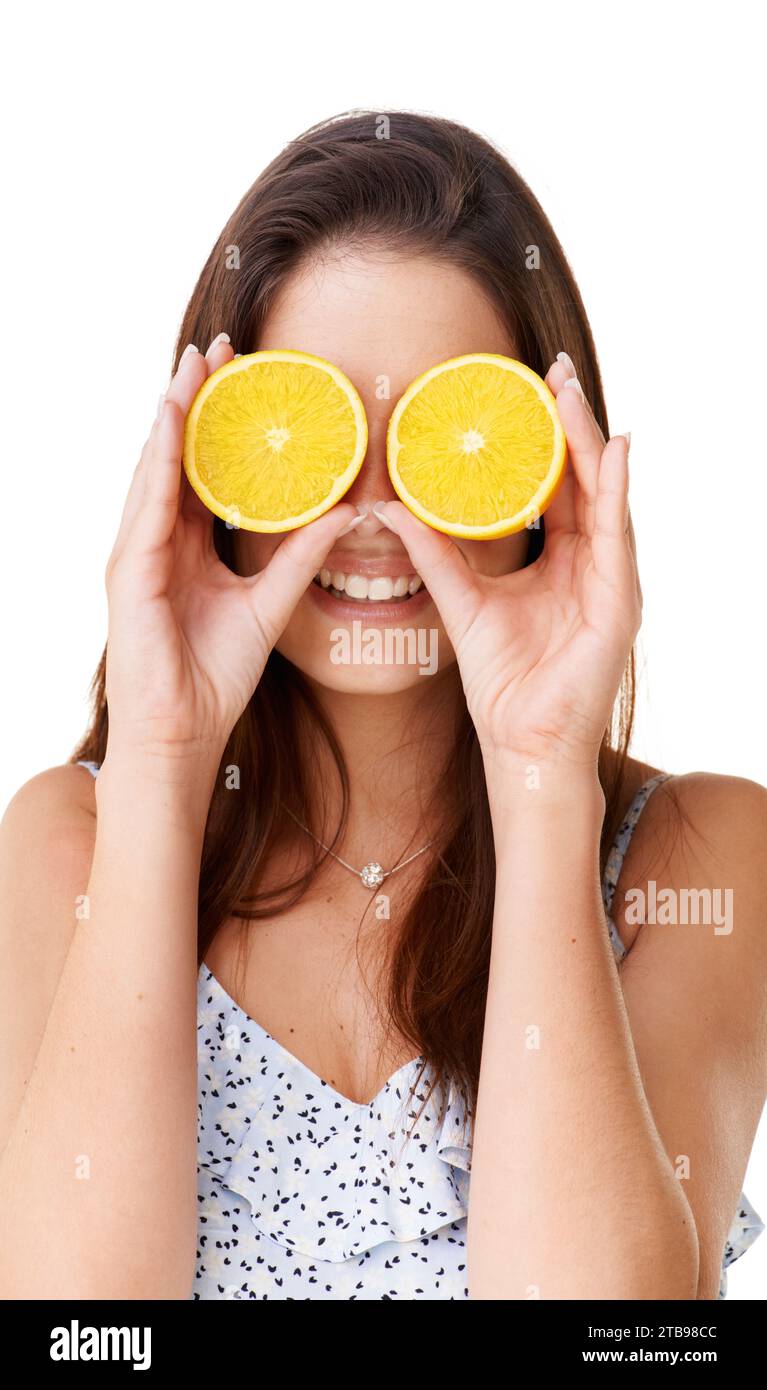 Donna felice coprire il viso con frutti arancioni in studio per disintossicazione, dieta vegana e cura naturale della pelle su sfondo bianco. Ragazza, cibo agrumato e sano Foto Stock