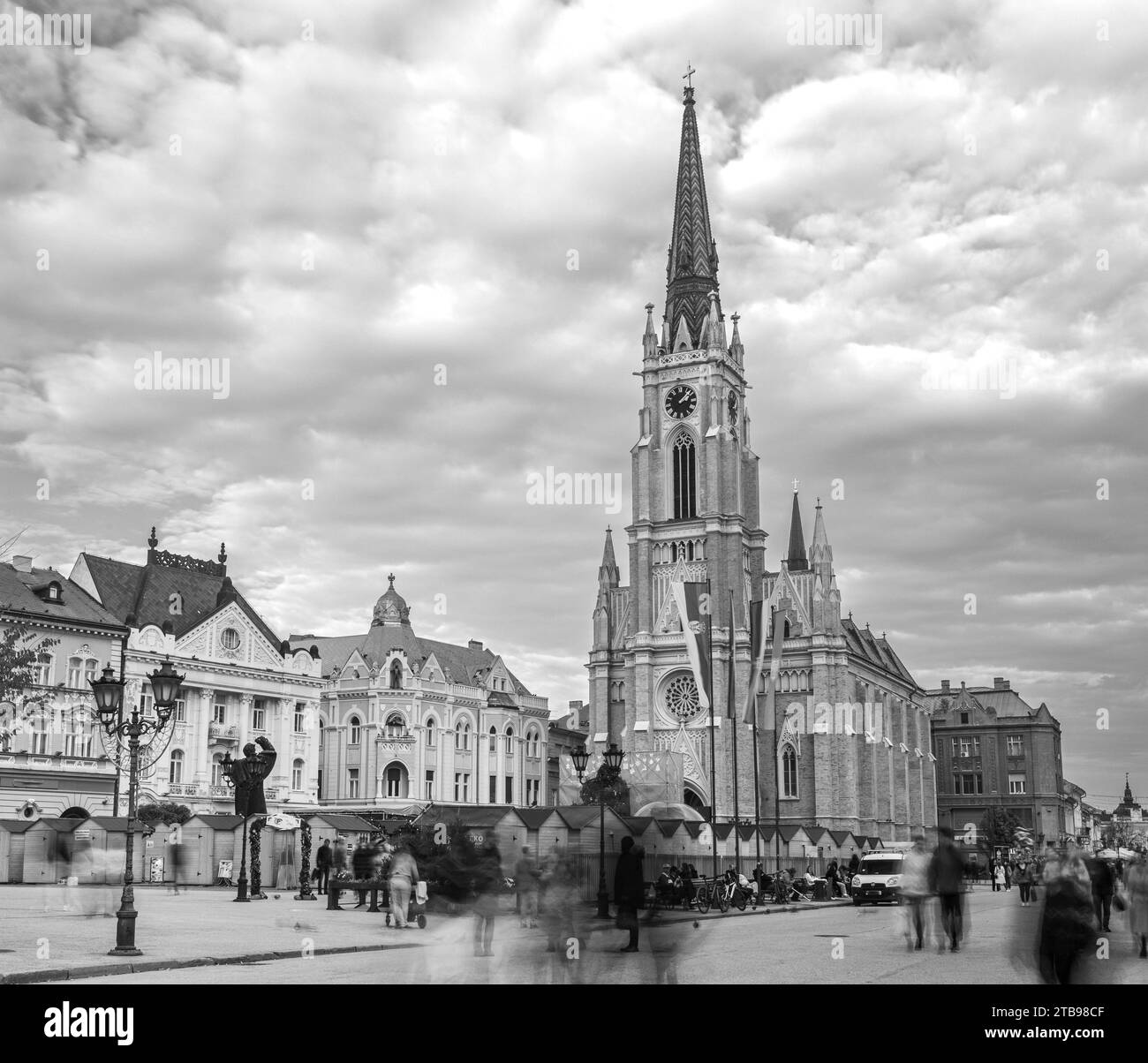 Folla di persone anonime che camminano a Novi Sad, Serbia Foto Stock