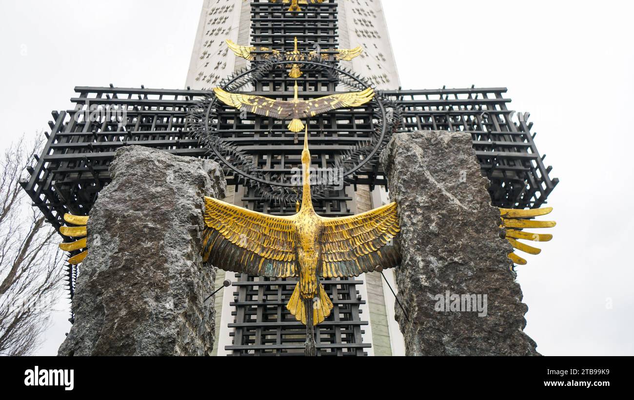 Kiev, Ucraina - 6 marzo 2019: Monumento di primo piano con figura in bronzo di cicogne che si innalza dal vizio di pietra e simboleggia la rinascita della nazione nella musa nazionale Foto Stock