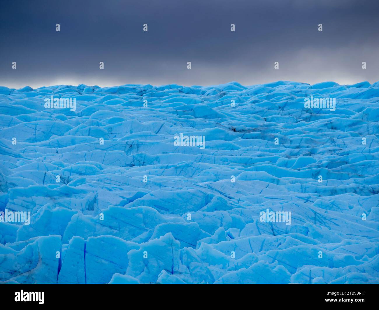 Ghiaccio blu proveniente dal ghiacciaio Grigio che scende dal terzo più grande campo di ghiaccio, il campo di ghiaccio della Patagonia meridionale nel Parco Nazionale di Torres del Paine Foto Stock