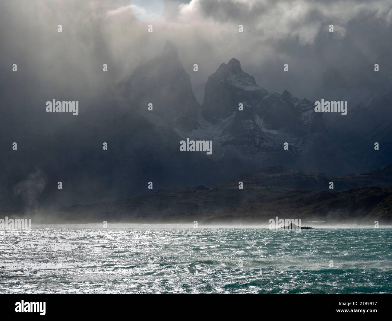 Pomeriggio ventoso su un lago nel Parco Nazionale Torres del Paine; Patagonia, Cile Foto Stock