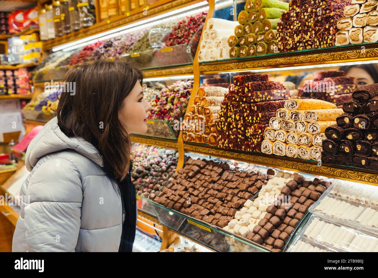 Giovane donna che guarda delizie turche, vari lokum, dolci colorati e cioccolato al negozio che vende delizie Foto Stock