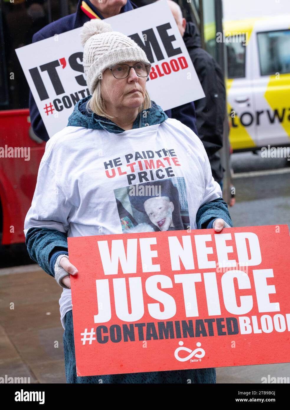 Londra, Regno Unito. 5 dicembre 2023. Protesta di sangue contaminato fuori dall'ufficio del Gabinetto, Londra Regno Unito credito: Ian Davidson/Alamy Live News Foto Stock