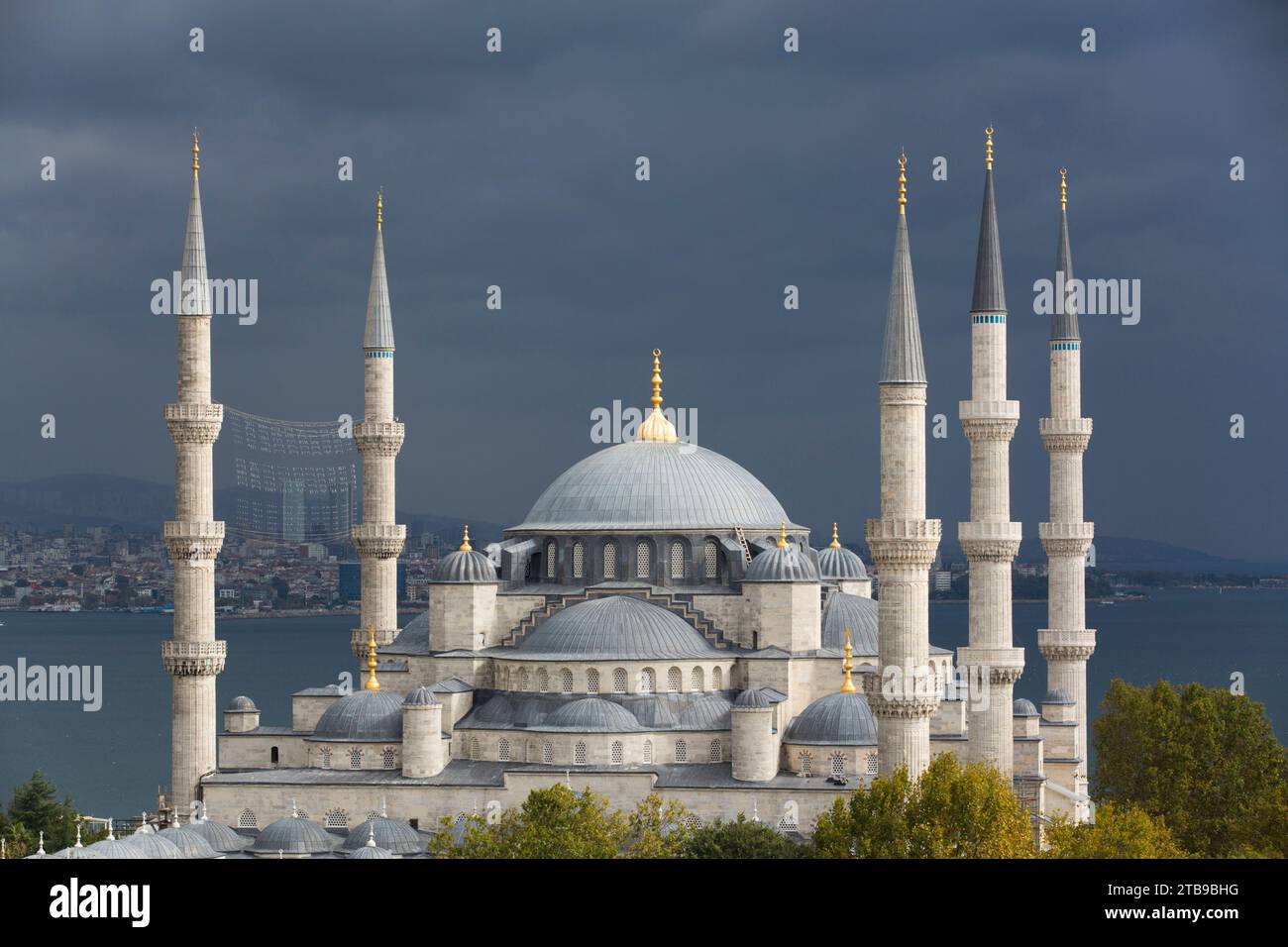 Primo piano della Moschea Blu (Moschea del Sultano Ahmed) sotto un cielo grigio, inaugurazione nel 1609, sito patrimonio dell'umanità dell'UNESCO; Istanbul, Turchia Foto Stock