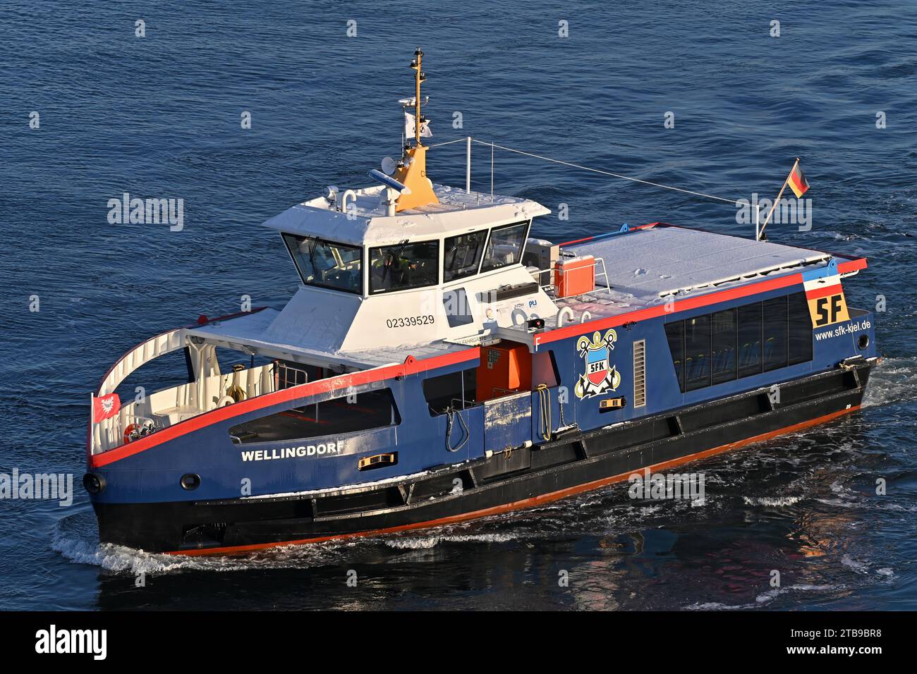 Traghetto WELLINGDORF che opera al fiordo di Kiel Foto Stock