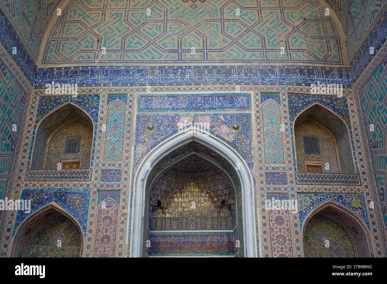 Interni, archi islamici e lavori di piastrelle nella moschea Tilla-Kari (completata nel 1660) in Piazza Registan; Samarkland, Uzbekistan Foto Stock