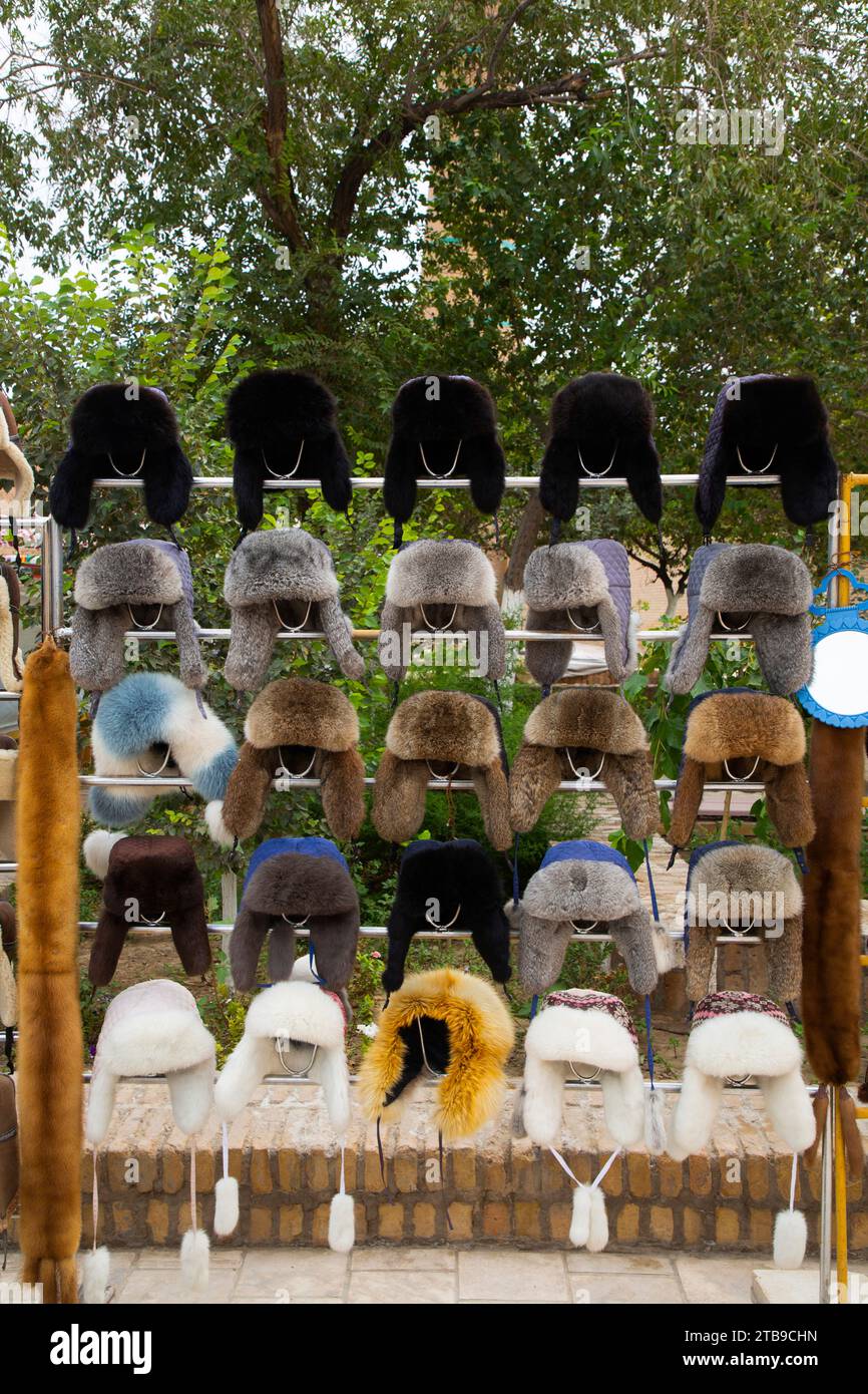 Cappelli di pelliccia sintetica in vendita a Itchan Kala; Khiva, Uzbekistan Foto Stock