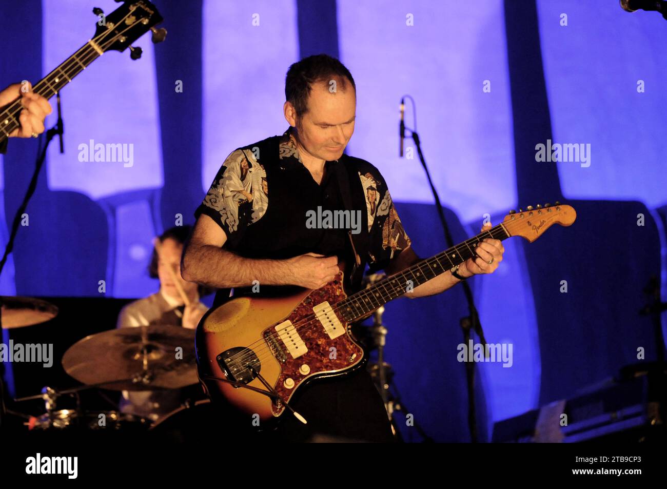 Milano Italia 2008-05-24 : John Parish chitarrista del gruppo Afterhours durante il concerto al Palasharp Foto Stock