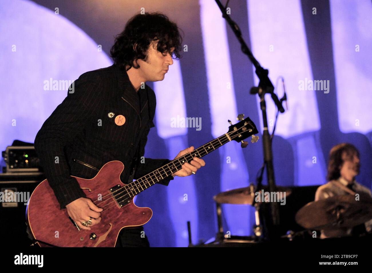 Milano Italia 2008-05-24 : Roberto dell'era bassista del gruppo Afterhours durante il concerto al Palasharp Foto Stock