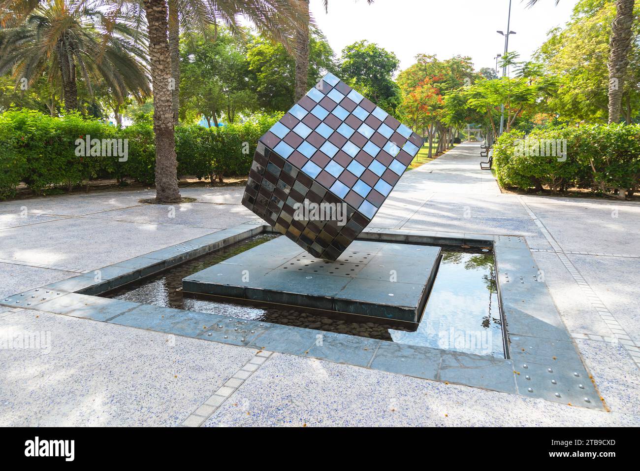 Dubai, Emirati Arabi Uniti - 21 giugno 2023: Il monumento al cubo di Rubik nel parco Zabeel di Dubai Foto Stock