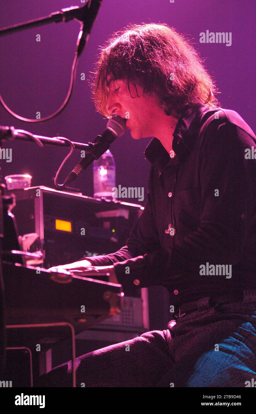Milano Italia 2004-02-11 : Manuel Agnelli cantante e chitarrista del gruppo Afterhours durante il concerto all'Alcatraz Foto Stock