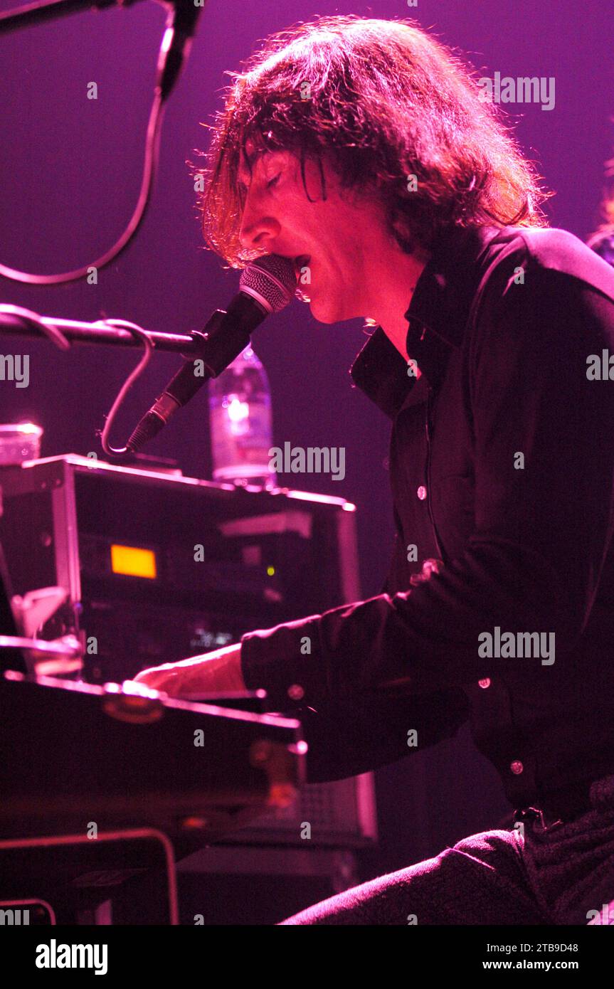 Milano Italia 2004-02-11 : Manuel Agnelli cantante e chitarrista del gruppo Afterhours durante il concerto all'Alcatraz Foto Stock