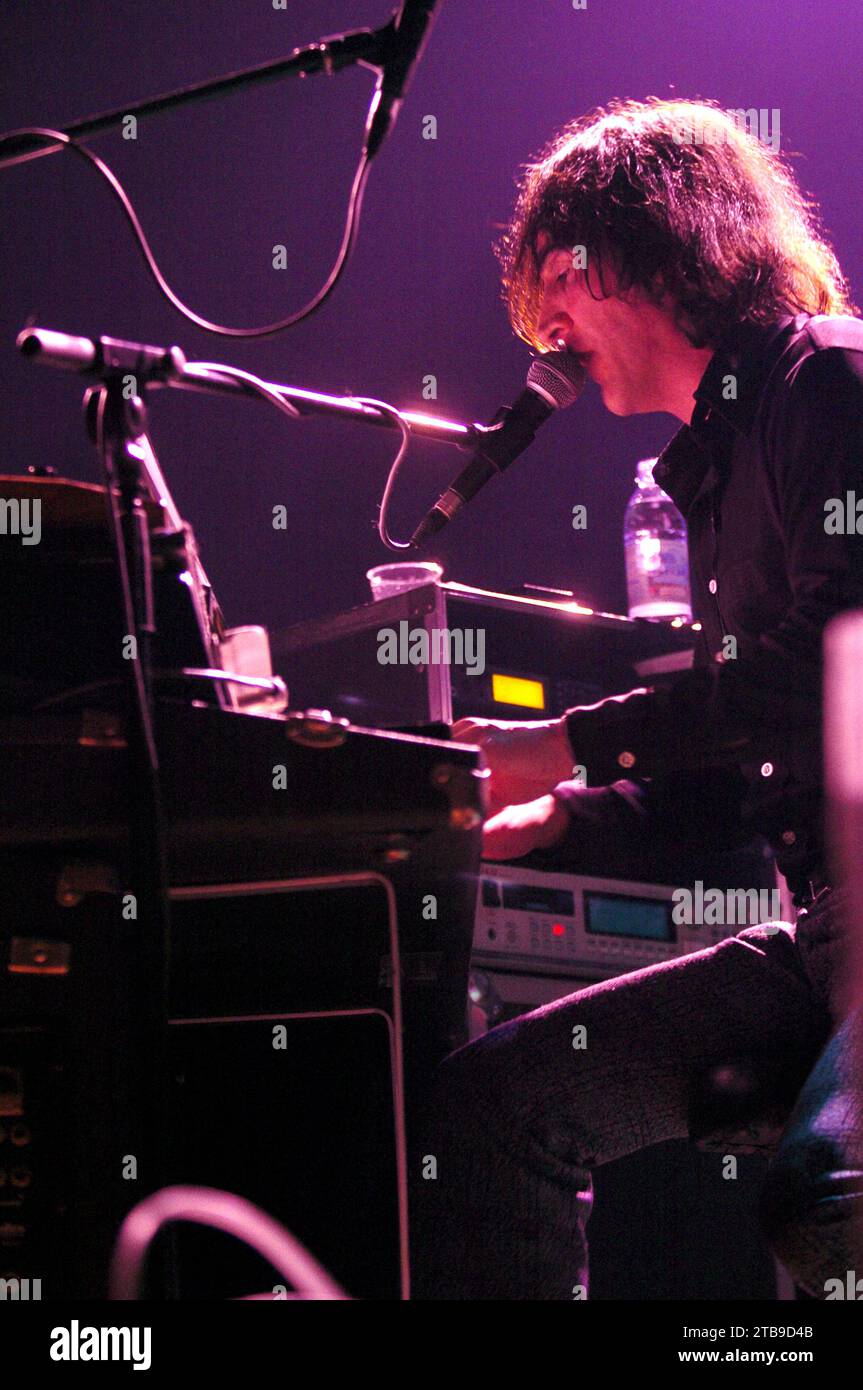Milano Italia 2004-02-11 : Manuel Agnelli cantante e chitarrista del gruppo Afterhours durante il concerto all'Alcatraz Foto Stock