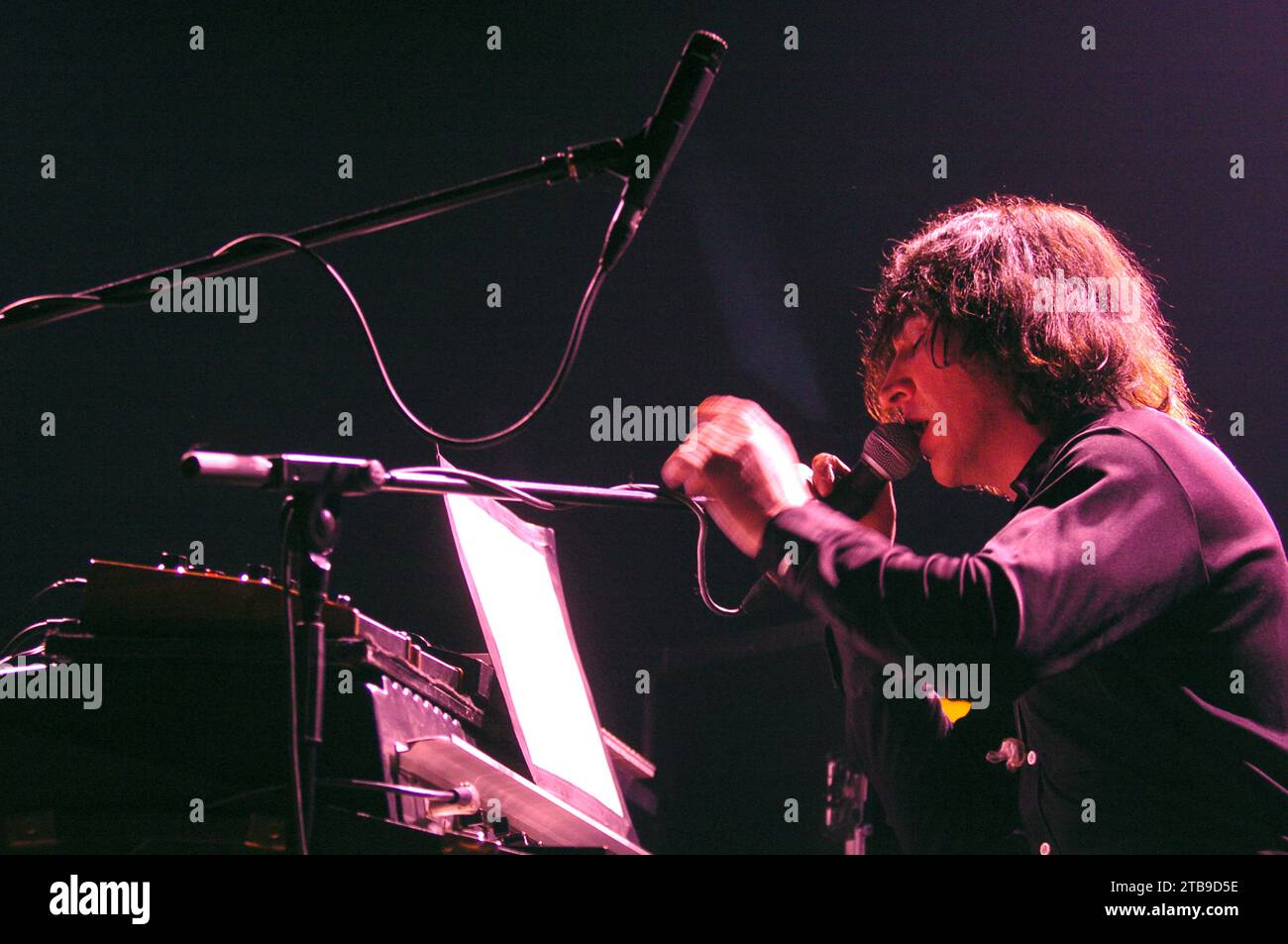Milano Italia 2004-02-11 : Manuel Agnelli cantante e chitarrista del gruppo Afterhours durante il concerto all'Alcatraz Foto Stock
