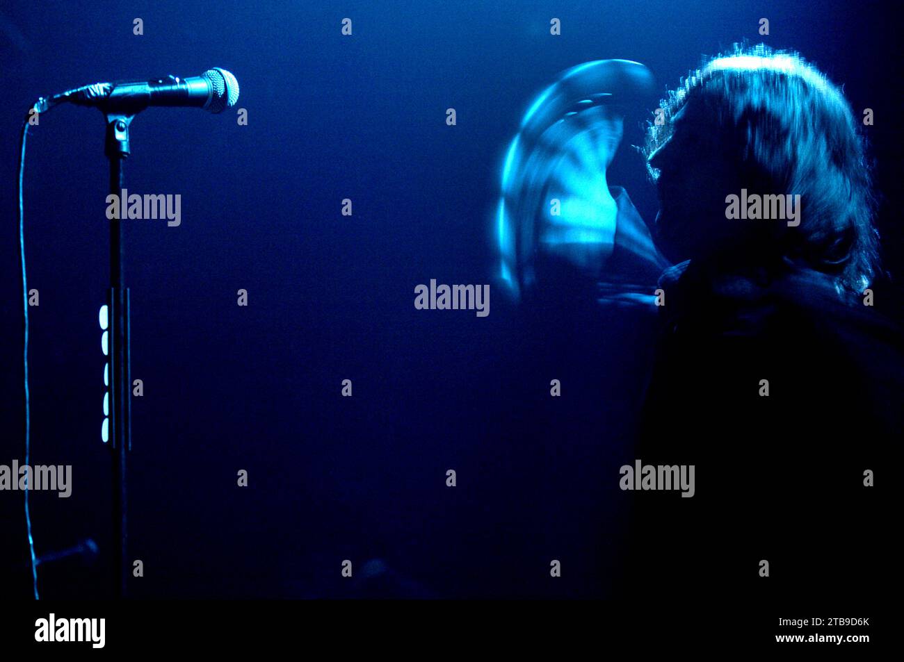 Milano Italia 2004-02-11 : Manuel Agnelli cantante e chitarrista del gruppo Afterhours durante il concerto all'Alcatraz Foto Stock
