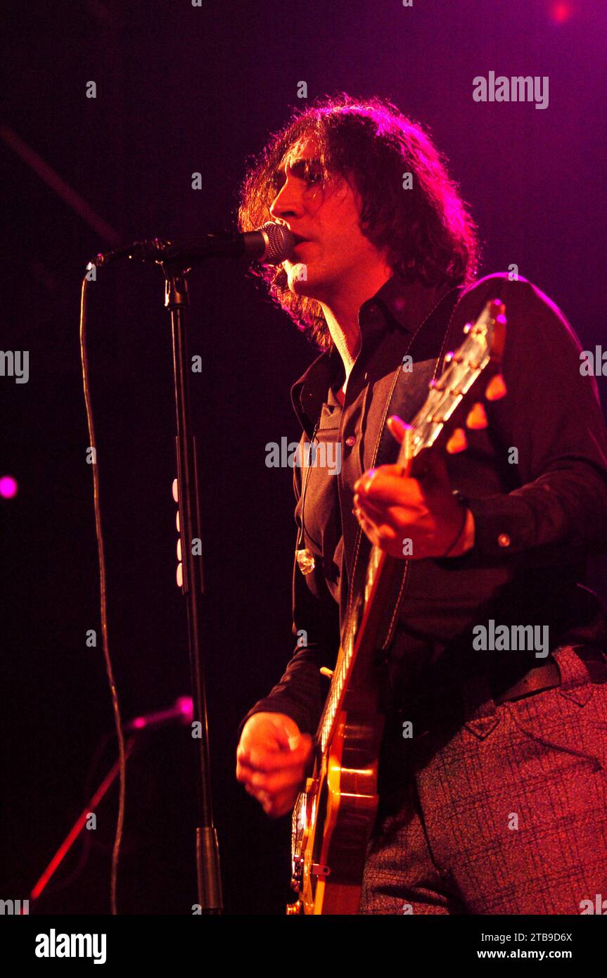 Milano Italia 2004-02-11 : Manuel Agnelli cantante e chitarrista del gruppo Afterhours durante il concerto all'Alcatraz Foto Stock
