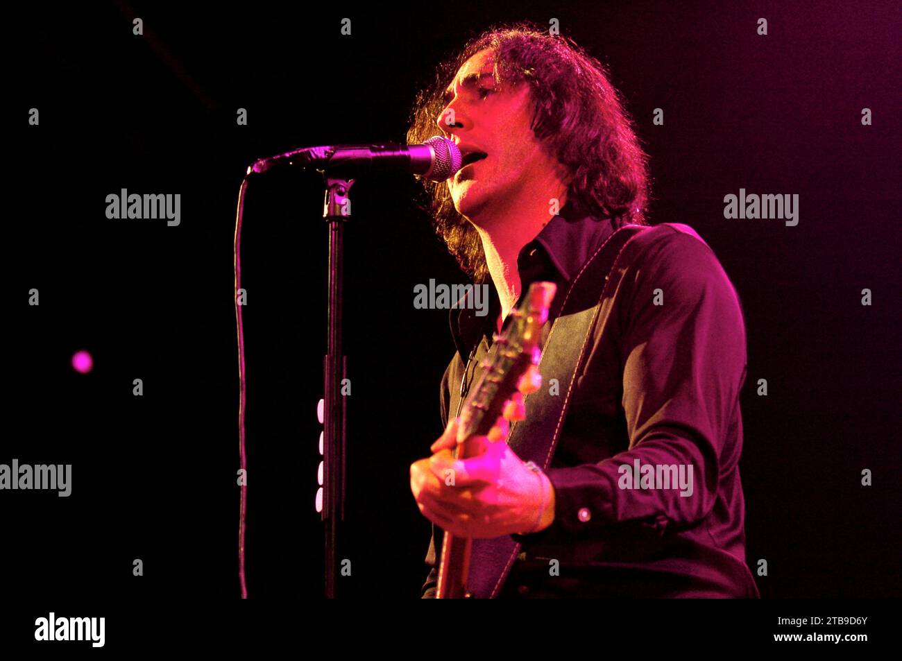 Milano Italia 2004-02-11 : Manuel Agnelli cantante e chitarrista del gruppo Afterhours durante il concerto all'Alcatraz Foto Stock