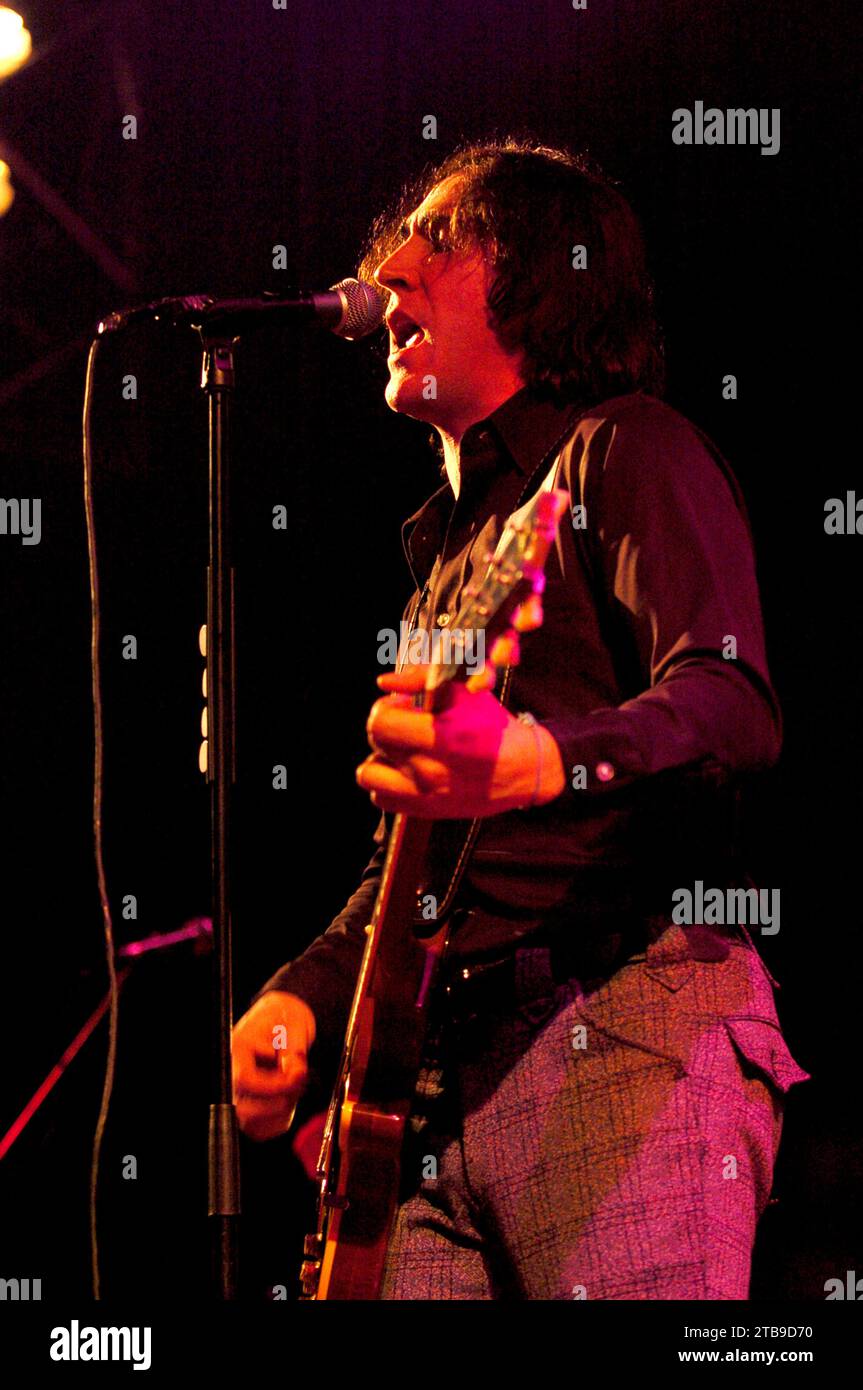 Milano Italia 2004-02-11 : Manuel Agnelli cantante e chitarrista del gruppo Afterhours durante il concerto all'Alcatraz Foto Stock
