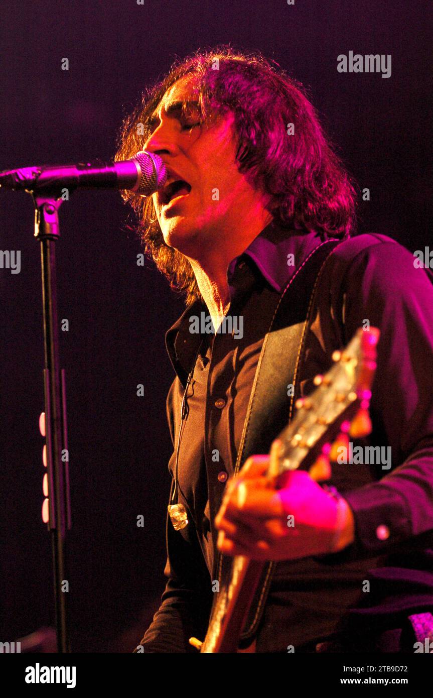 Milano Italia 2004-02-11 : Manuel Agnelli cantante e chitarrista del gruppo Afterhours durante il concerto all'Alcatraz Foto Stock
