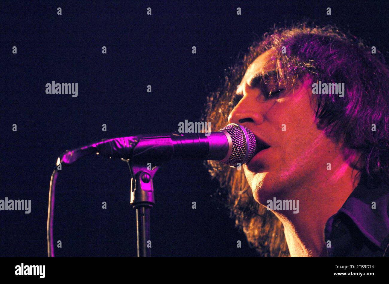 Milano Italia 2004-02-11 : Manuel Agnelli cantante e chitarrista del gruppo Afterhours durante il concerto all'Alcatraz Foto Stock