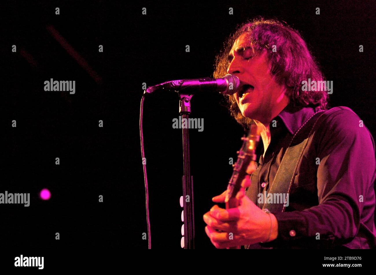 Milano Italia 2004-02-11 : Manuel Agnelli cantante e chitarrista del gruppo Afterhours durante il concerto all'Alcatraz Foto Stock