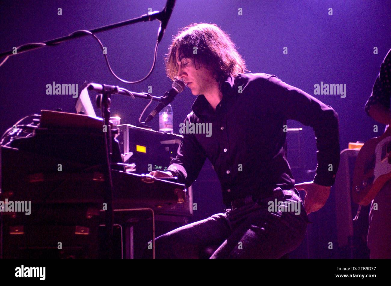 Milano Italia 2004-02-11 : Manuel Agnelli cantante e chitarrista del gruppo Afterhours durante il concerto all'Alcatraz Foto Stock