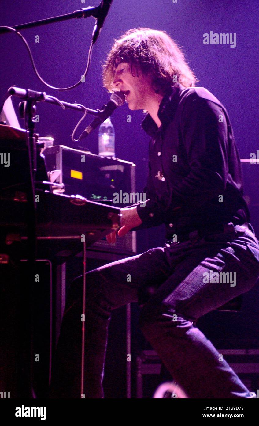 Milano Italia 2004-02-11 : Manuel Agnelli cantante e chitarrista del gruppo Afterhours durante il concerto all'Alcatraz Foto Stock