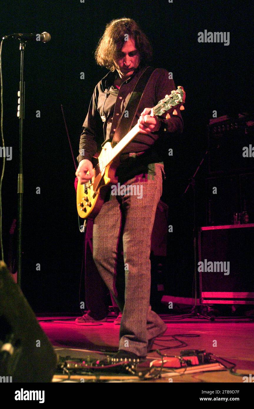 Milano Italia 2004-02-11 : Manuel Agnelli cantante e chitarrista del gruppo Afterhours durante il concerto all'Alcatraz Foto Stock