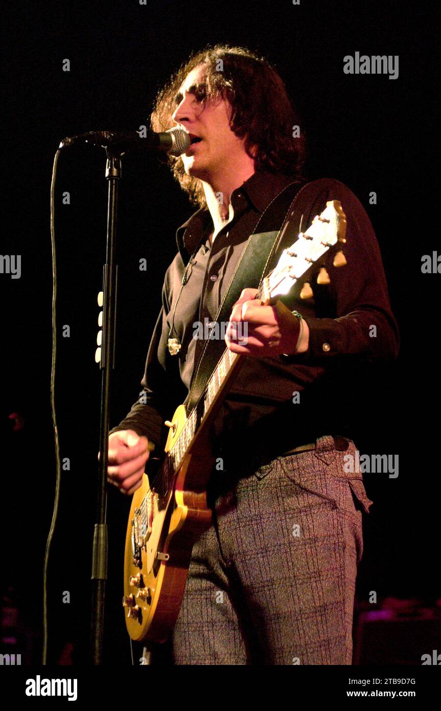 Milano Italia 2004-02-11 : Manuel Agnelli cantante e chitarrista del gruppo Afterhours durante il concerto all'Alcatraz Foto Stock