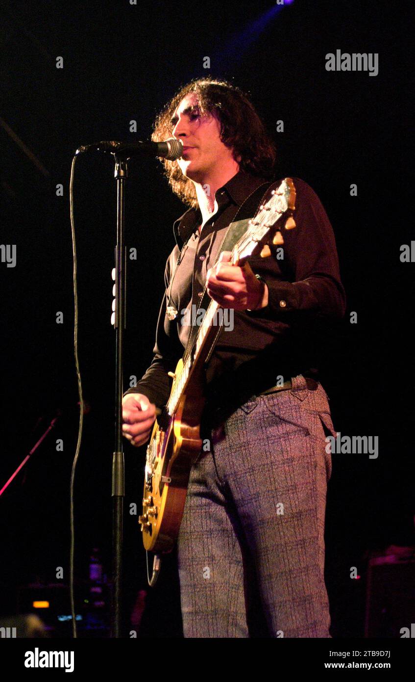 Milano Italia 2004-02-11 : Manuel Agnelli cantante e chitarrista del gruppo Afterhours durante il concerto all'Alcatraz Foto Stock