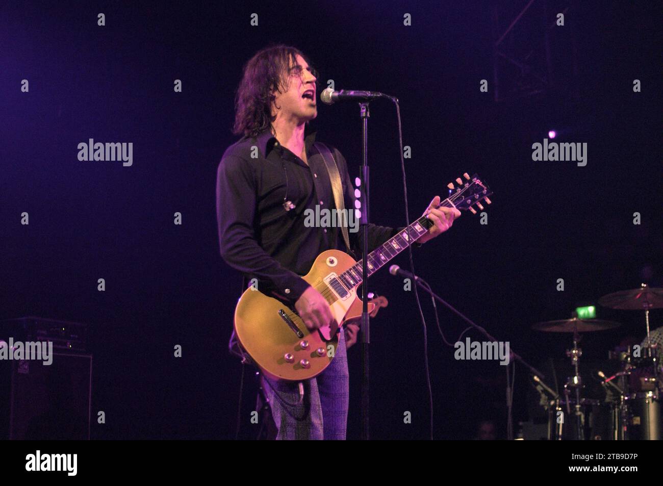 Milano Italia 2004-02-11 : Manuel Agnelli cantante e chitarrista del gruppo Afterhours durante il concerto all'Alcatraz Foto Stock