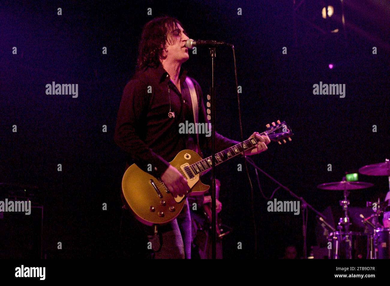 Milano Italia 2004-02-11 : Manuel Agnelli cantante e chitarrista del gruppo Afterhours durante il concerto all'Alcatraz Foto Stock