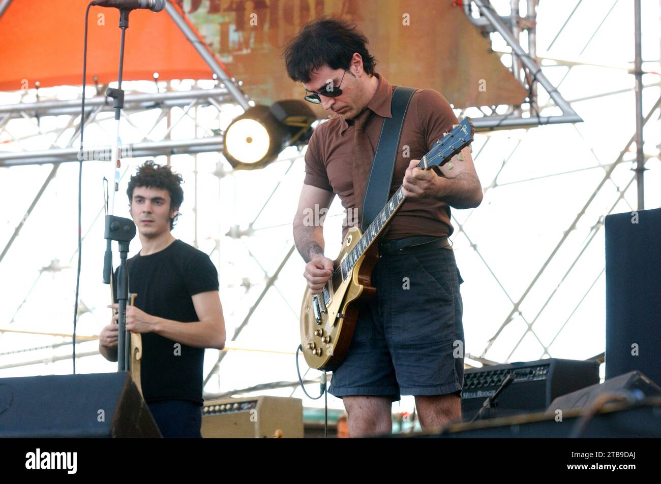 Imola Italia 2002-06-15 : Manuel Agnelli cantante e chitarrista del gruppo Afterhours durante il concerto all'Heineken Jammin Festival 2002 Foto Stock