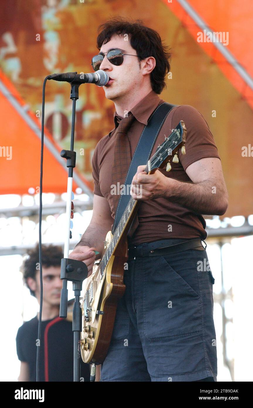 Imola Italia 2002-06-15 : Manuel Agnelli cantante e chitarrista del gruppo Afterhours durante il concerto all'Heineken Jammin Festival 2002 Foto Stock