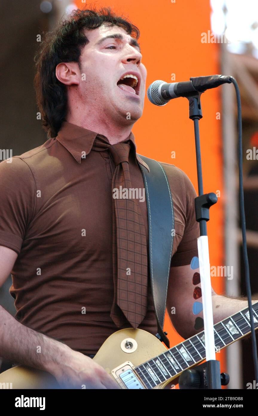 Imola Italia 2002-06-15 : Manuel Agnelli cantante e chitarrista del gruppo Afterhours durante il concerto all'Heineken Jammin Festival 2002 Foto Stock