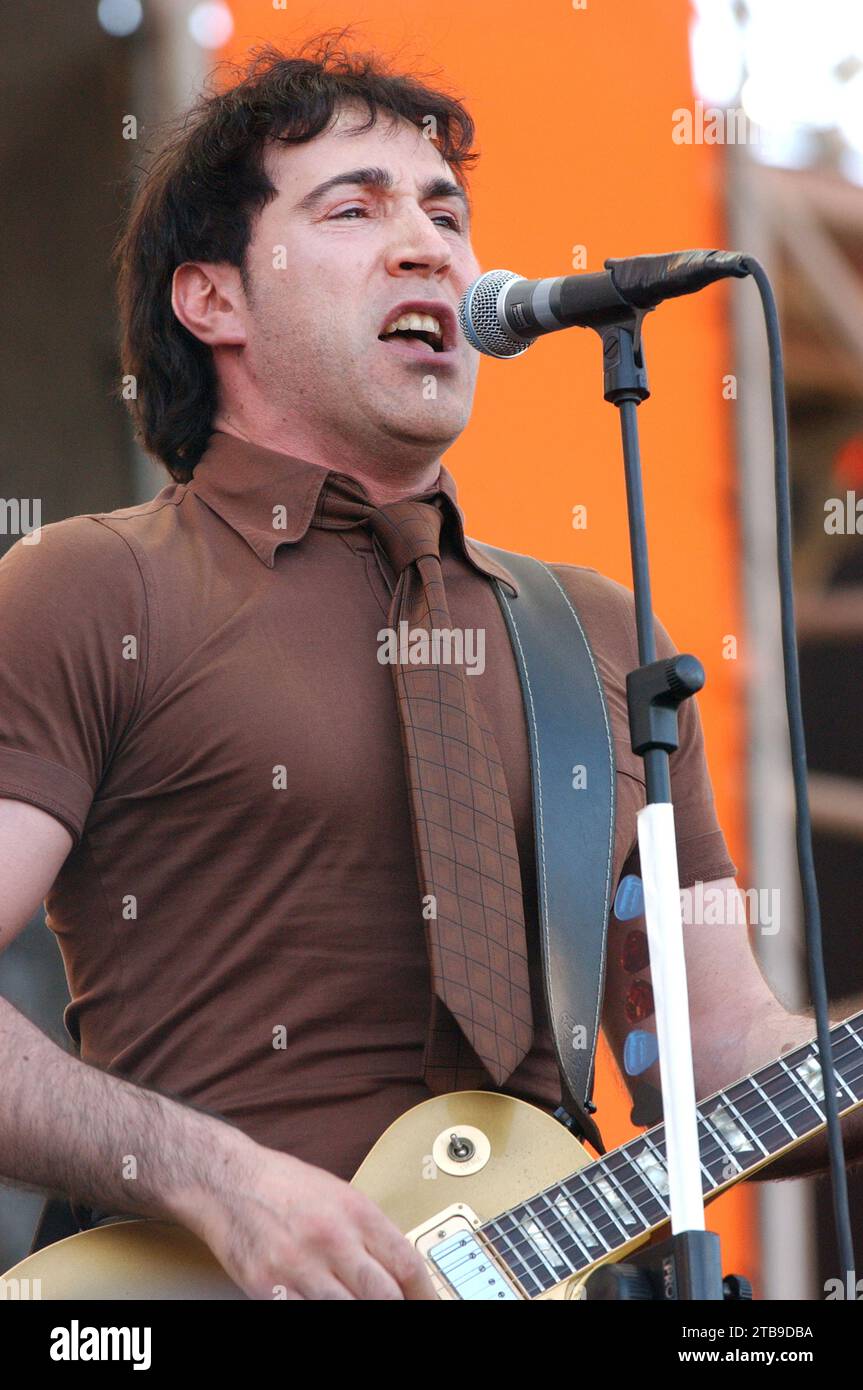 Imola Italia 2002-06-15 : Manuel Agnelli cantante e chitarrista del gruppo Afterhours durante il concerto all'Heineken Jammin Festival 2002 Foto Stock