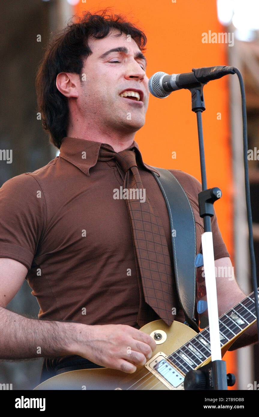 Imola Italia 2002-06-15 : Manuel Agnelli cantante e chitarrista del gruppo Afterhours durante il concerto all'Heineken Jammin Festival 2002 Foto Stock