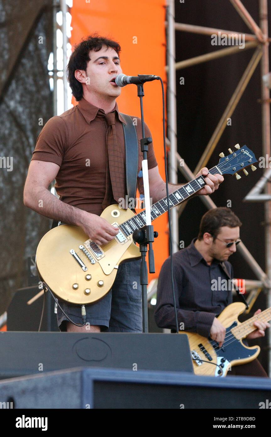 Imola Italia 2002-06-15 : Manuel Agnelli cantante e chitarrista del gruppo Afterhours durante il concerto all'Heineken Jammin Festival 2002 Foto Stock