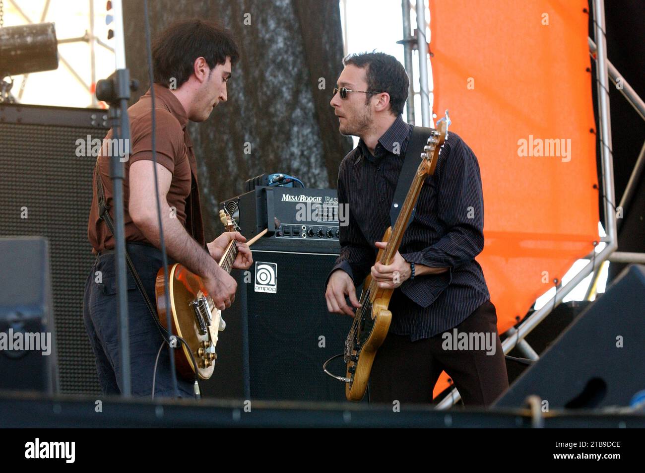 Imola Italia 2002-06-15 : Manuel Agnelli cantante e chitarrista e Andrea viti bassista del gruppo Afterhours durante il concerto all'Heineken Jammin Festival 2002 Foto Stock