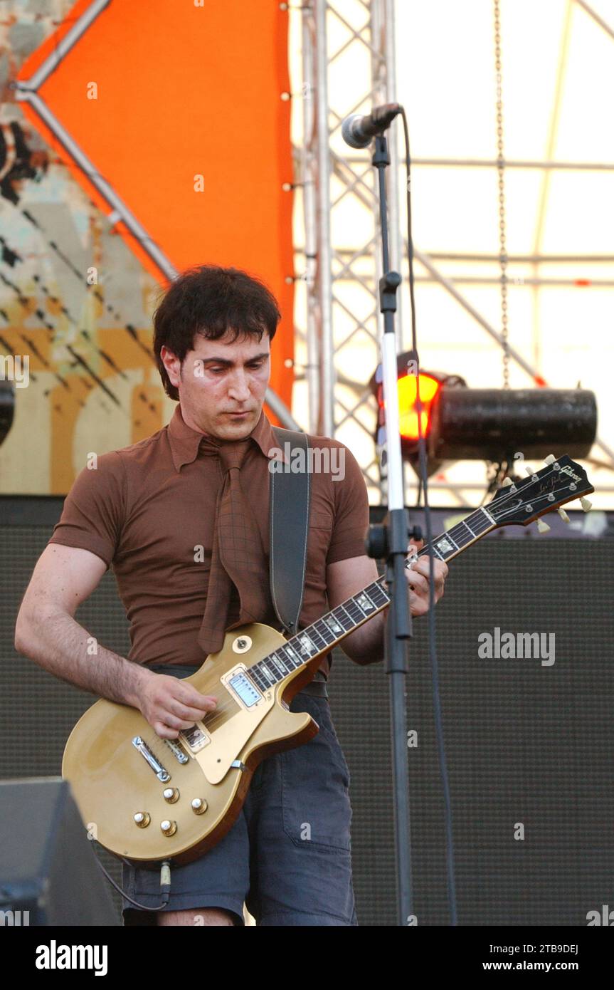 Imola Italia 2002-06-15 : Manuel Agnelli cantante e chitarrista del gruppo Afterhours durante il concerto all'Heineken Jammin Festival 2002 Foto Stock