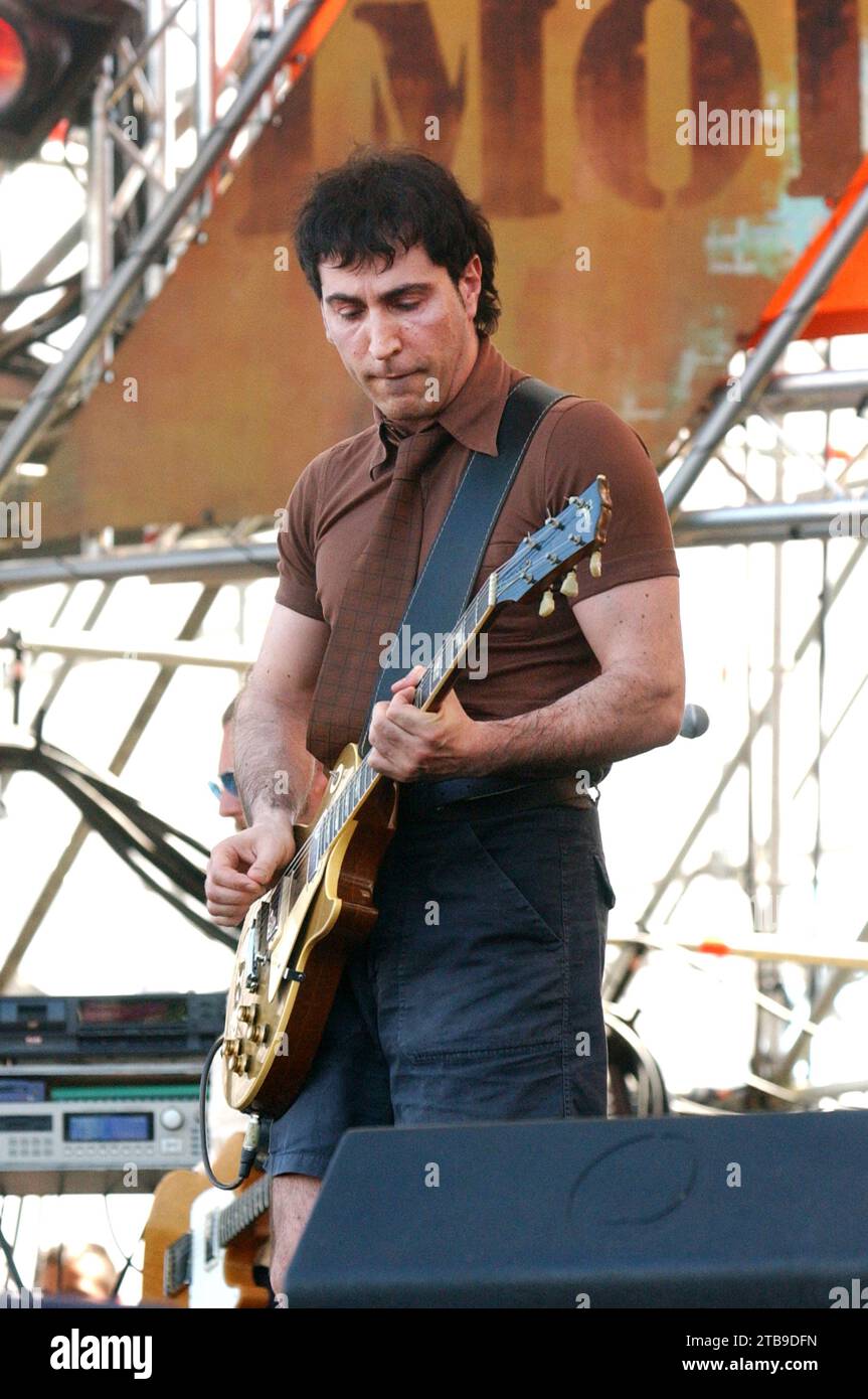 Imola Italia 2002-06-15 : Manuel Agnelli cantante e chitarrista del gruppo Afterhours durante il concerto all'Heineken Jammin Festival 2002 Foto Stock