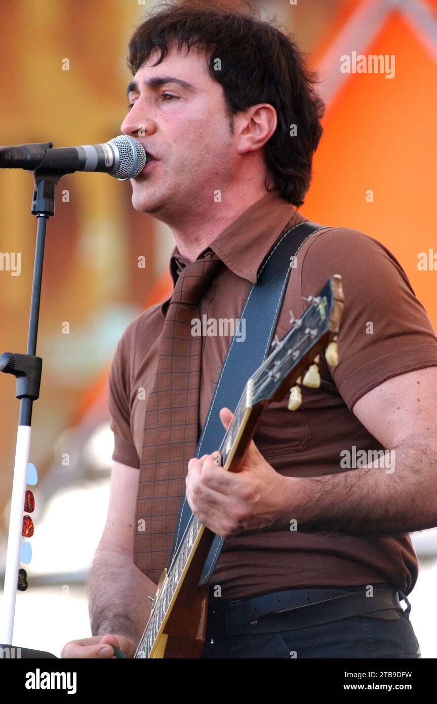 Imola Italia 2002-06-15 : Manuel Agnelli cantante e chitarrista del gruppo Afterhours durante il concerto all'Heineken Jammin Festival 2002 Foto Stock