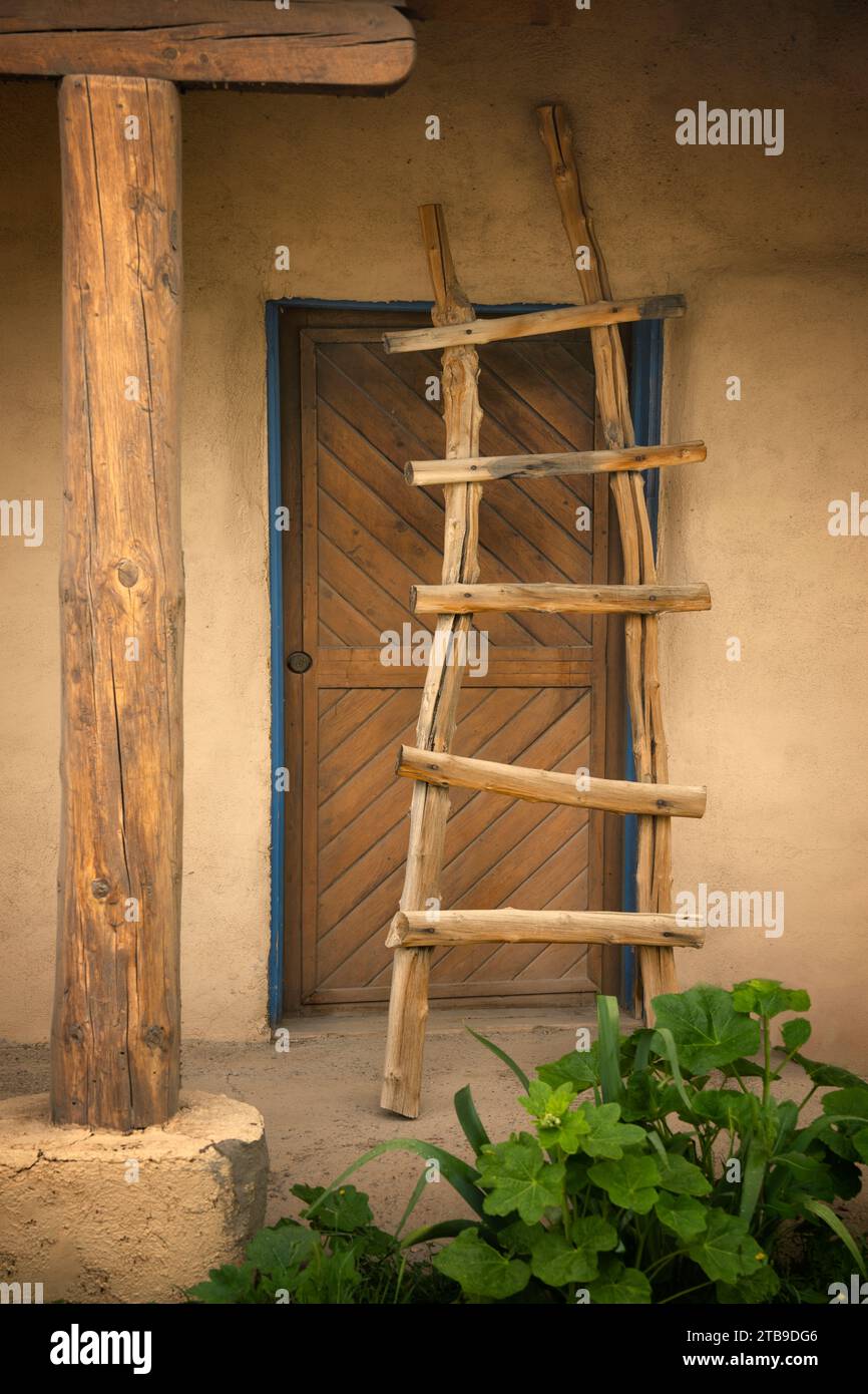 Scala e adobe House. New Mexico Foto Stock