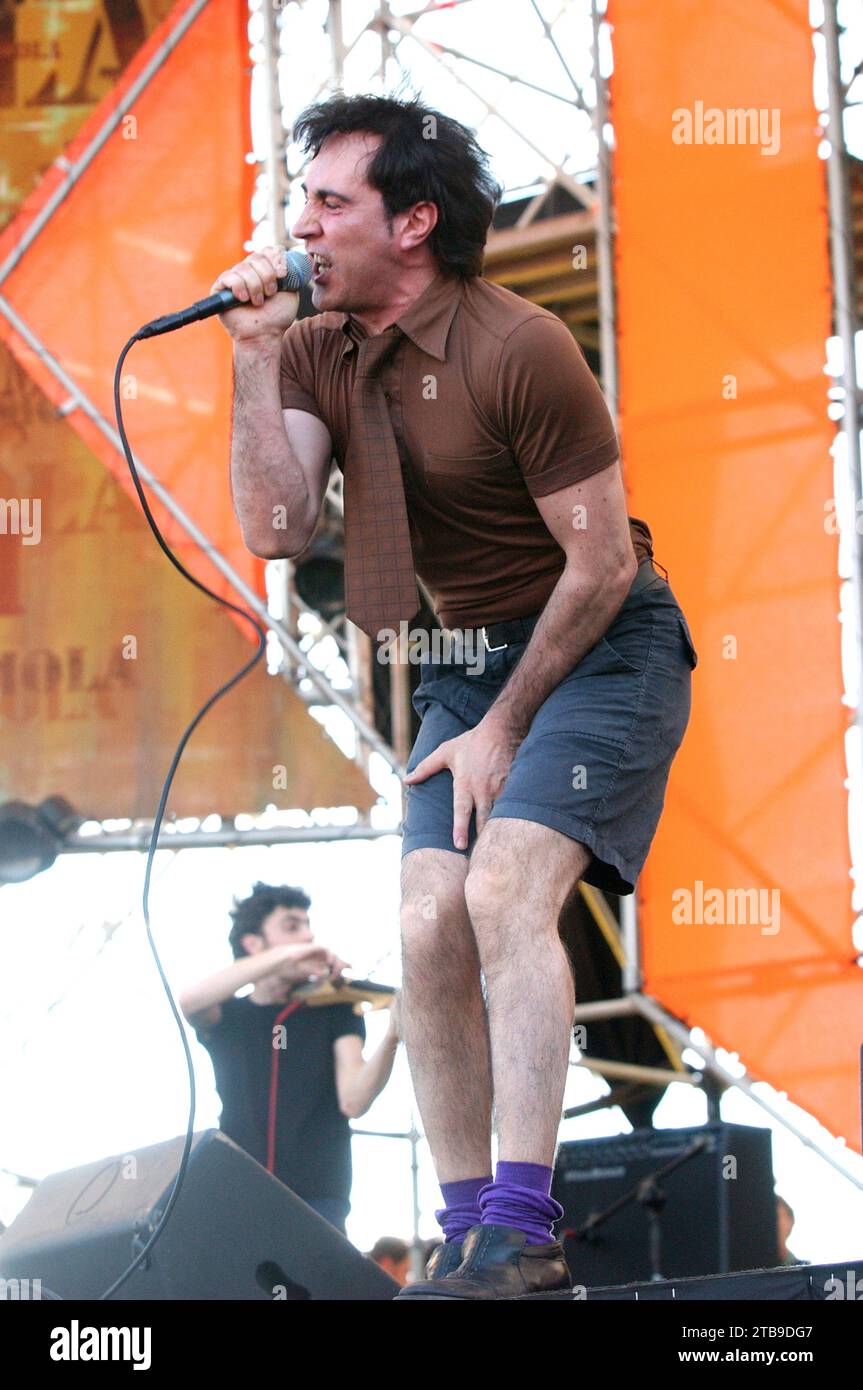 Imola Italia 2002-06-15 : Manuel Agnelli cantante e chitarrista del gruppo Afterhours durante il concerto all'Heineken Jammin Festival 2002 Foto Stock